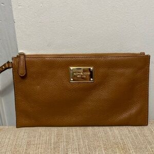 Pre-owned Michael Kors Brown Pebbled Leather Clutch